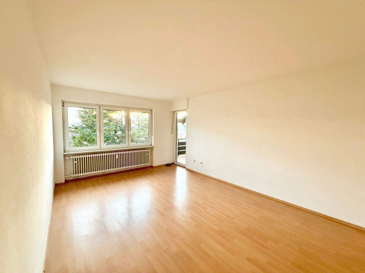 Thumbnail-Freie und helle 3-Zimmer-Wohnung mit 2 Gartenanteilen, großer Terrasse & toller Südwestloggia, ca. 92,6 qm im EG