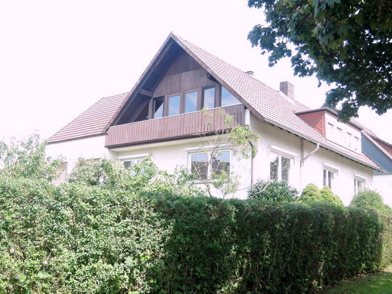 Hausansicht mit Balkon