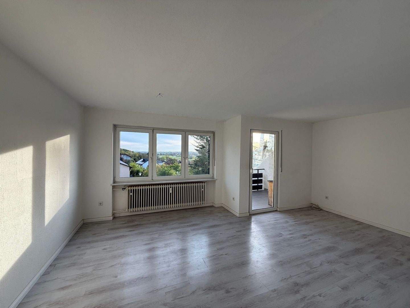 Thumbnail-Provisionsfrei & bezugsfähig! Nette 3-Zimmer-Wohnung mit Südwestloggia, ca. 77,6 qm im 1.OG in ruhiger Hanglage