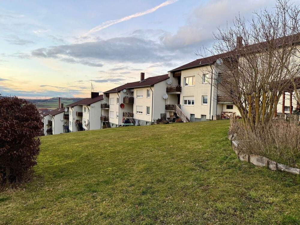 Thumbnail-Schon frei und ohne Provision! Tolle 4-Zimmer-Wohnung mit 2 eigenen Gartenanteilen, Terrasse und Südwestloggia, ca. 101,6 qm im Erdgeschoss