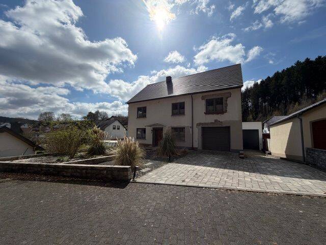 Thumbnail-Renoviertes Einfamilienhaus mit Nebengebäuden am Waldrand von Trassem