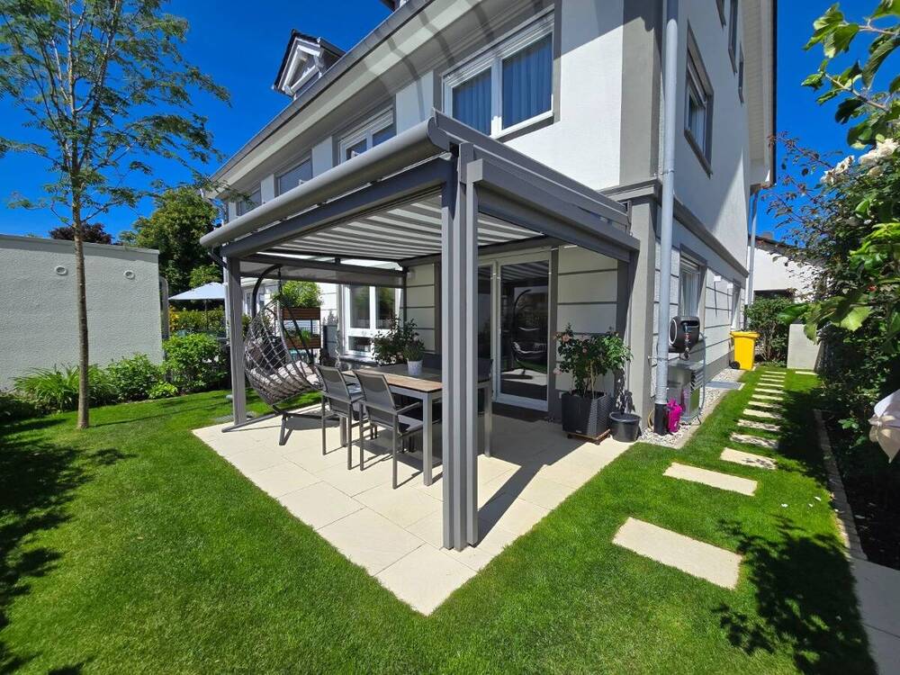 Terrasse mit Überdachung und elektrischer Beschatt