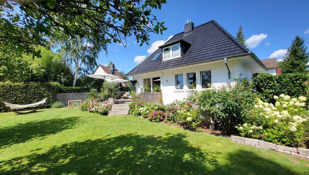 Garten mit Haus und Hängematte