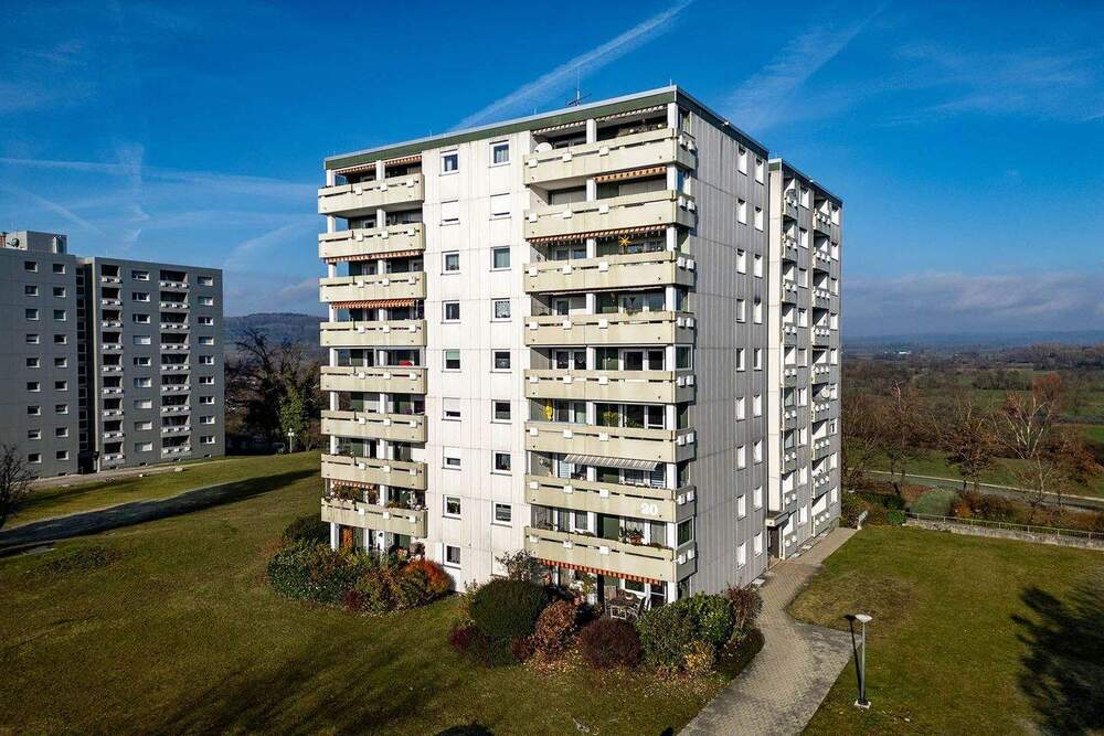 Thumbnail-2,5-Zimmer-Wohnung mit Tiefgarage & Balkon. Sanieren und Wohnen oder Vermieten