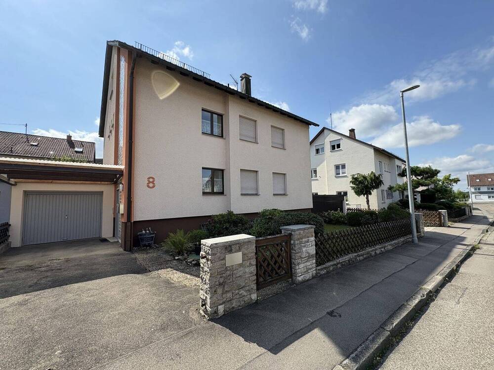 Thumbnail-2-Familienhaus mit ausbaufähigem DG, drei Garagen und großzügigem Grundstück