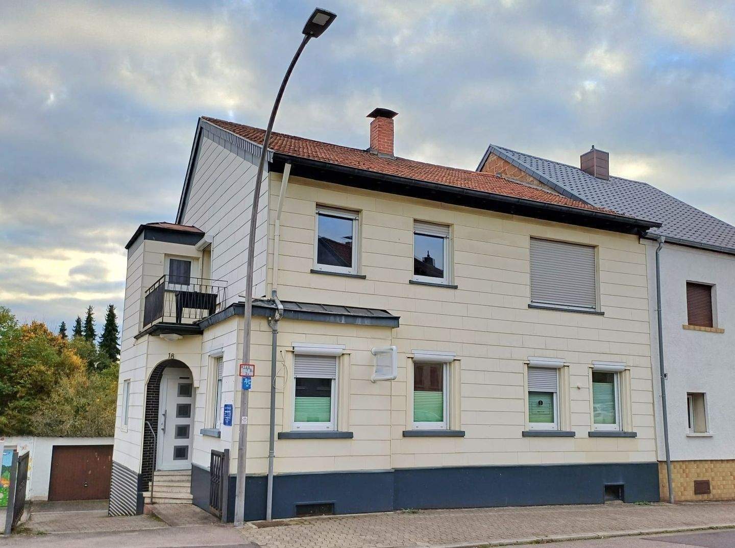 Thumbnail-Auch Wohnen und Arbeiten möglich (ca. 200 m² Praxis + ca. 80 m² Wohnung) Toreinfahrt, Garage, Stellplätzen und Garten, in St. Ingbert-Rohrbach