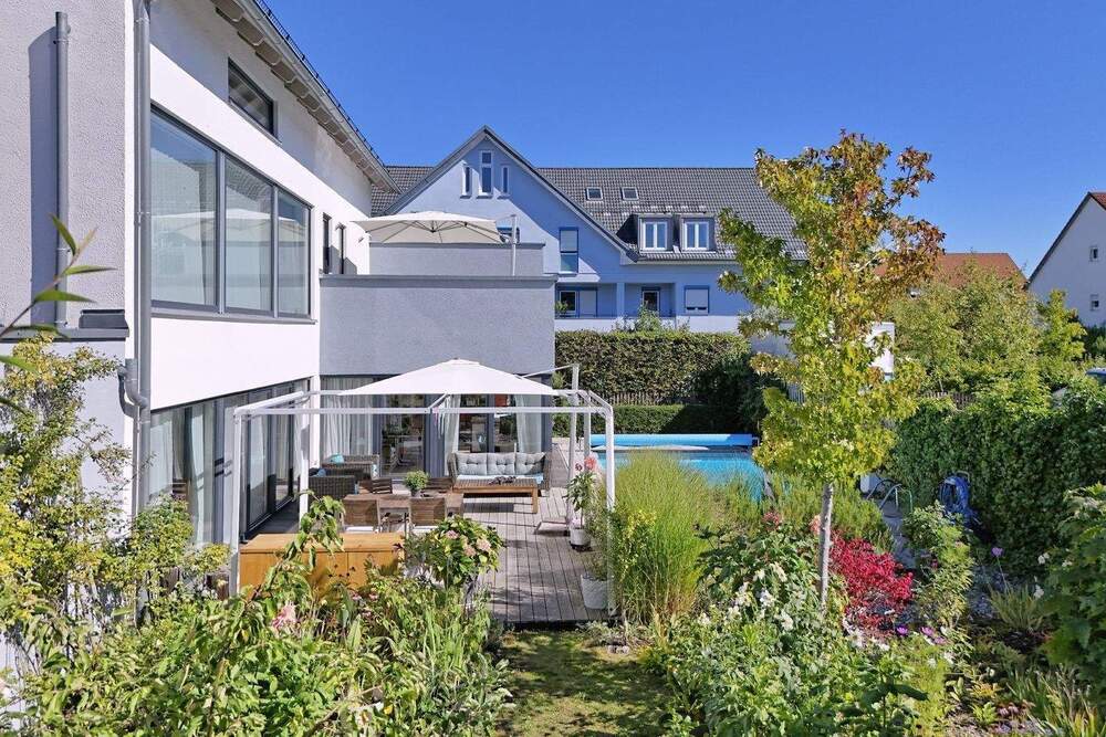 das Anwesen mit Garten