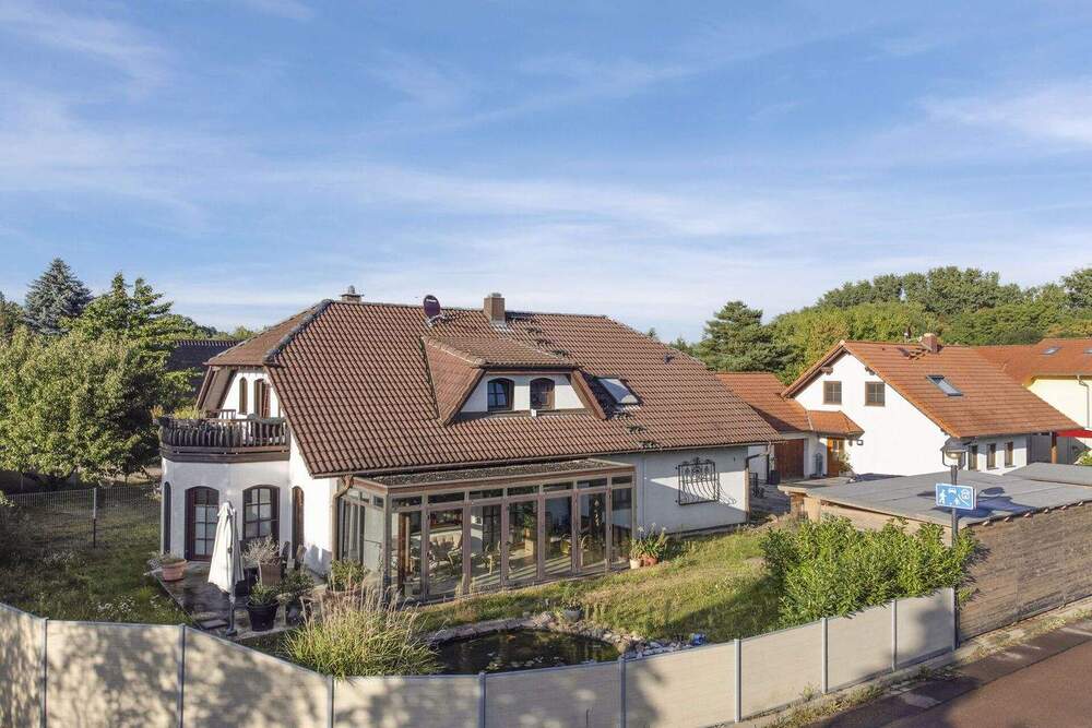 Thumbnail-Modernisiertes Familiendomizil mit Einliegerwohnung, Wintergarten und Pool