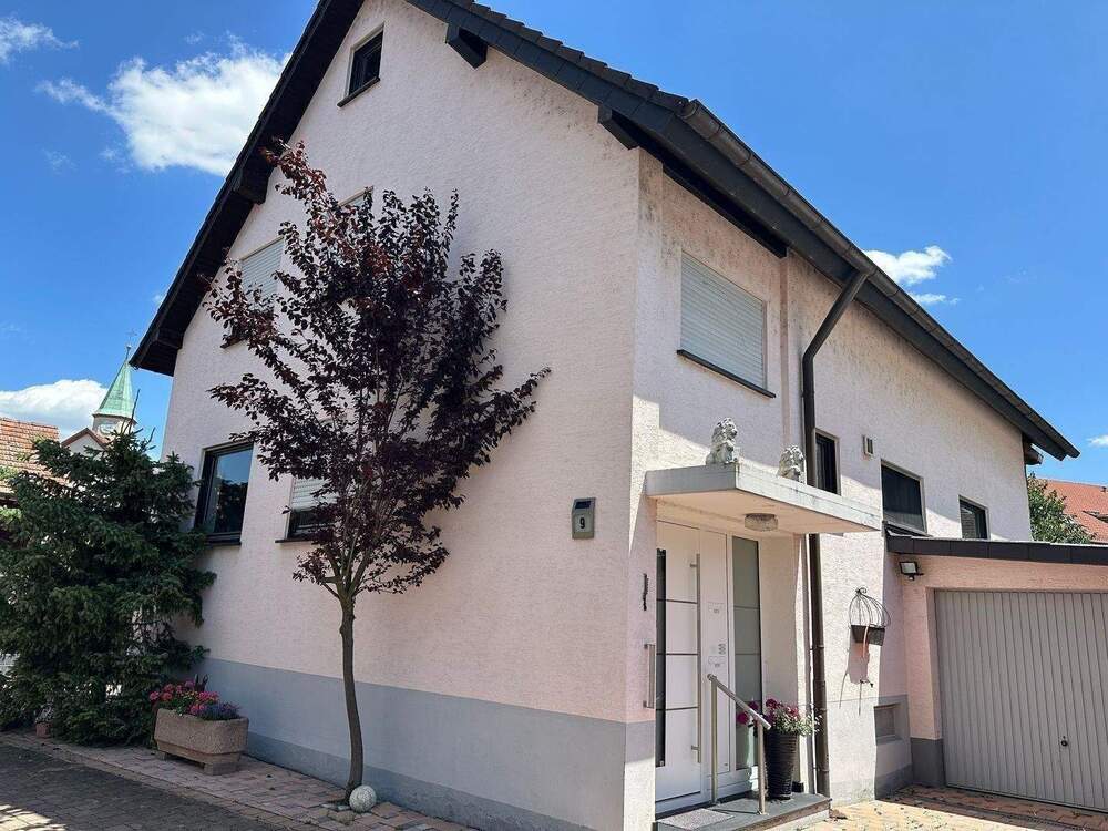 Thumbnail-Zweifamilienwohnhaus mit Garagen in sehr ruhiger Wohnlage
