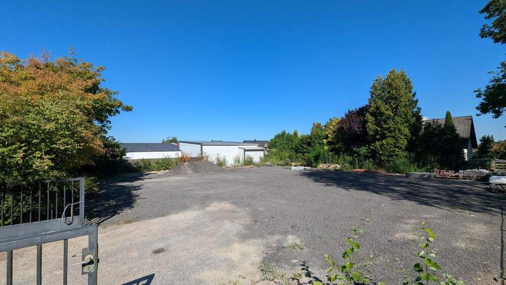 Thumbnail-Befestigte und umzäunte Freifläche im Gewerbegebiet