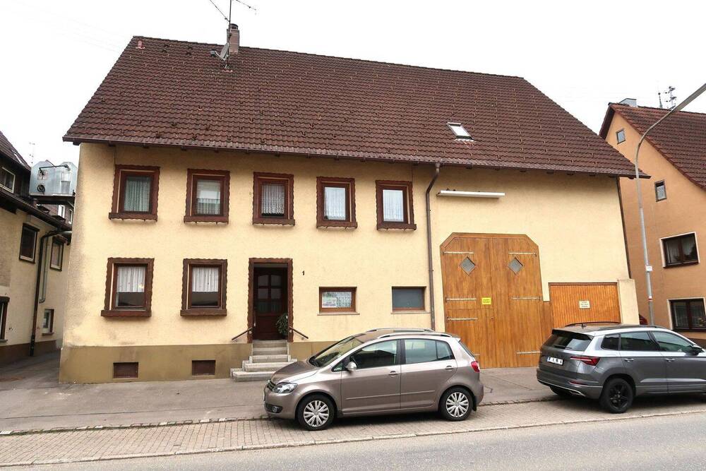 Thumbnail-Einfamilienhaus mit Ökonomiegebäuden (Scheuer und zwei Ställe)