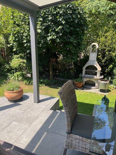 nicht einsehbare, überdachte Gartenterrasse