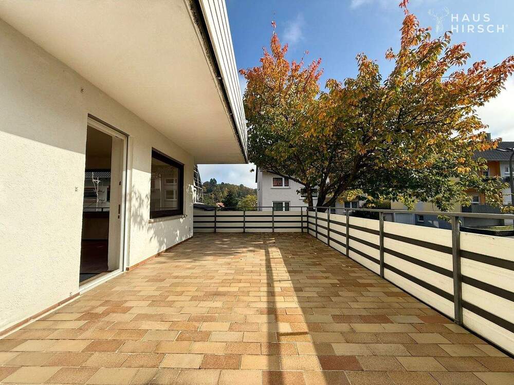 Thumbnail-Ein Zuhause für Generationen: Weitläufiges Dreifamilienhaus mit ELW und 5 Garagen