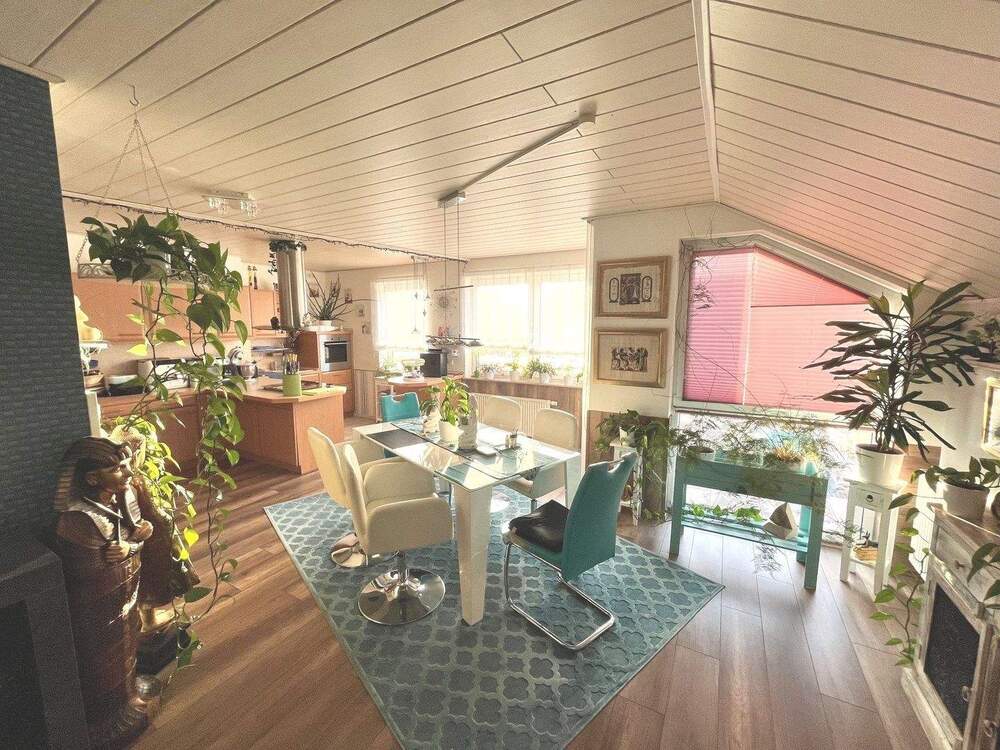 Thumbnail-Helle Dachgeschoßwohnung mit Balkon und Garagenstellplatz