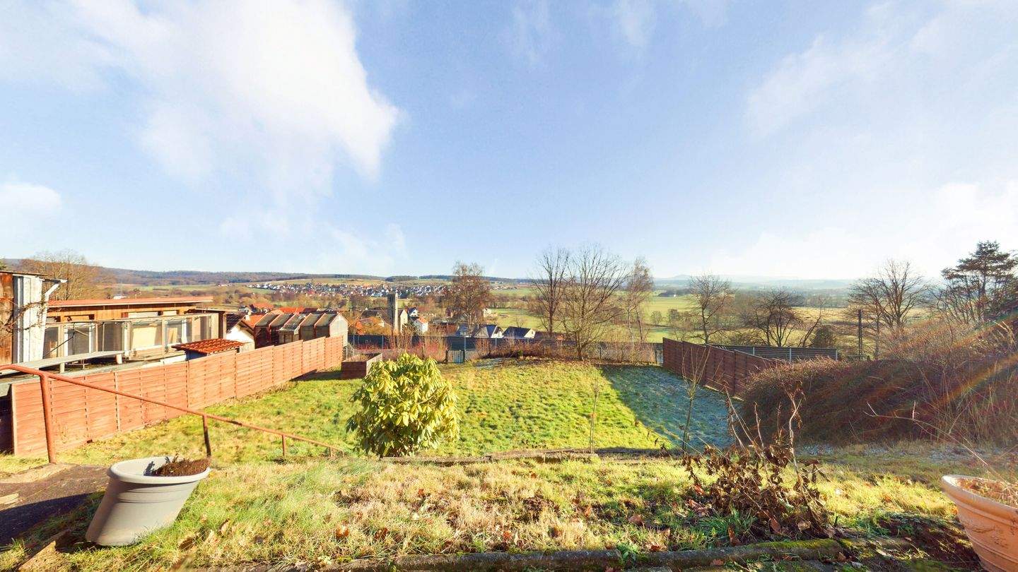 Thumbnail-Vielseitige Doppelhaushälfte mit zwei Wohneinheiten, großem Grundstück in Petersberg OT Steinau