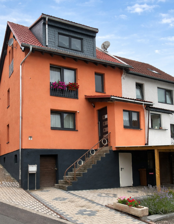 Thumbnail-Großzügiges Einfamilienhaus mit viel Nutzfläche - komplett saniert, mit Terrassen, Garten & Garagen