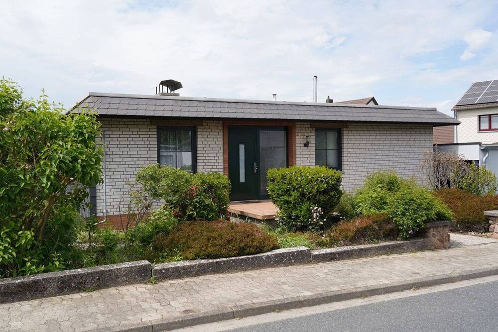 Thumbnail-* Modernisierter Bungalow in Heyersum * - mit Vollkeller, Tiefgarage u. großem Carport 31171