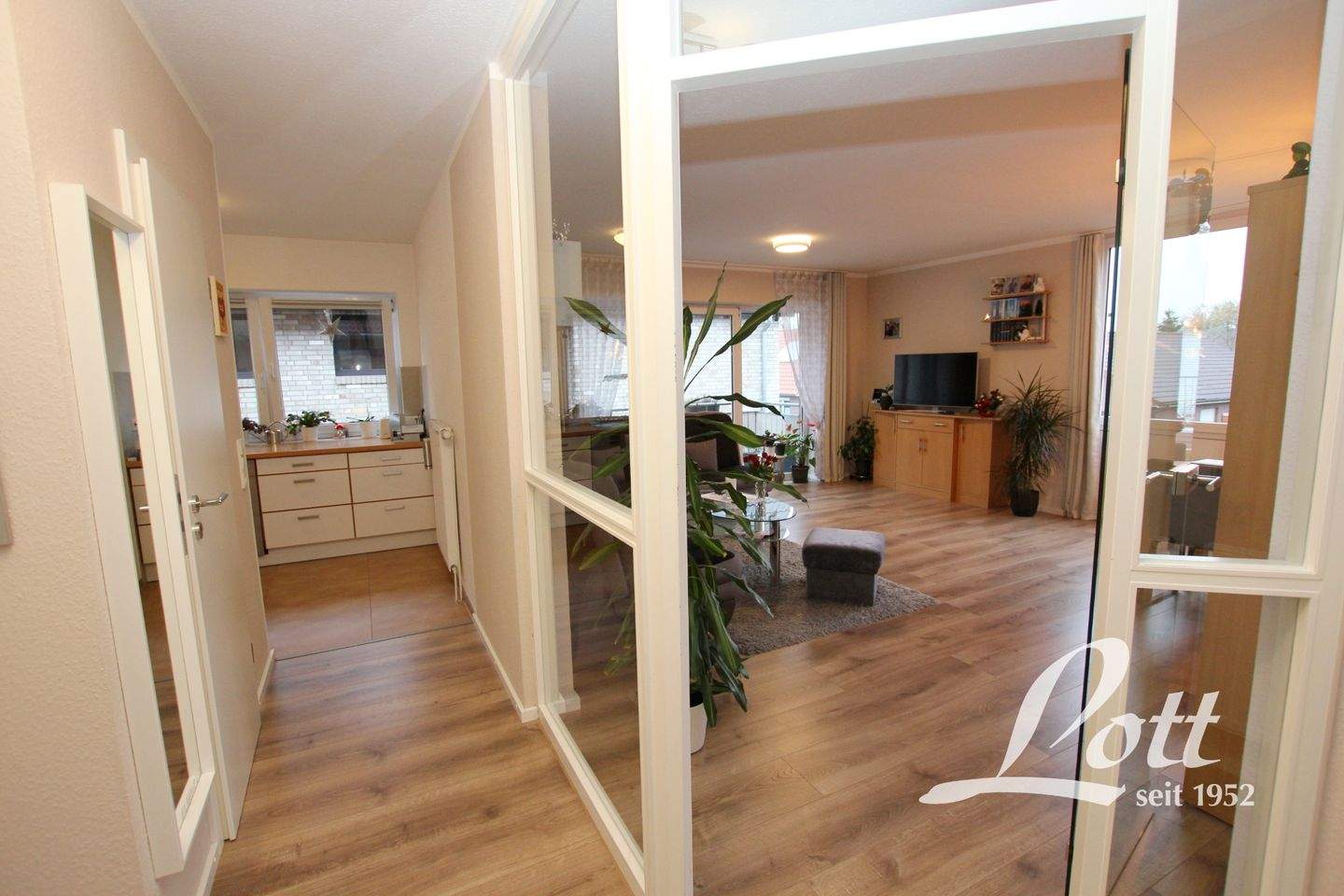 Thumbnail-++ Sehr gepflegte Eigentumswohnung mit PKW-Stellplatz u. Kellerraum in Kernlage von Augustfehn ++