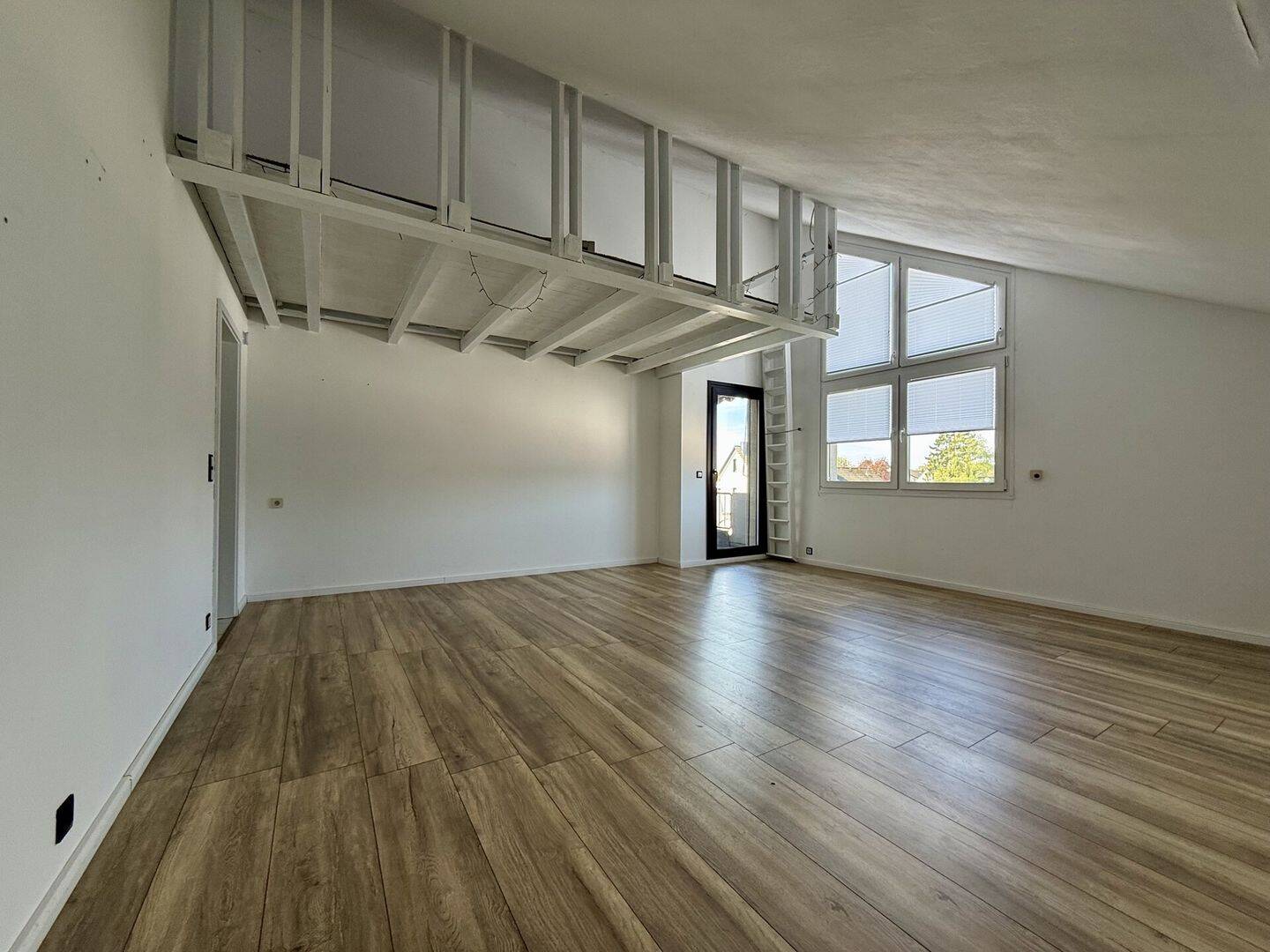 Thumbnail-Fröndenberg-Westick: Eigentumswohnung der besonderen Art mit Balkon plus Tiefgaragenstellplatz!