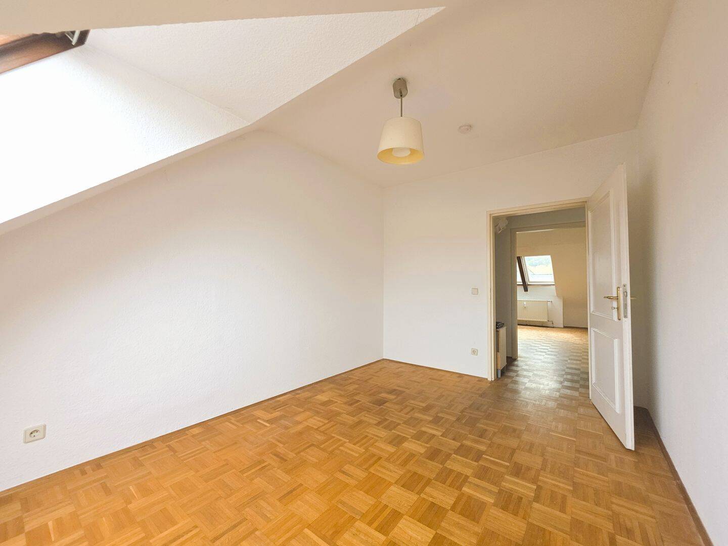 Thumbnail-Sofort frei! 3-Zimmer-Dachgeschosswohnung mit Charme & Potenzial in gefragter Lage von Saarbrücken