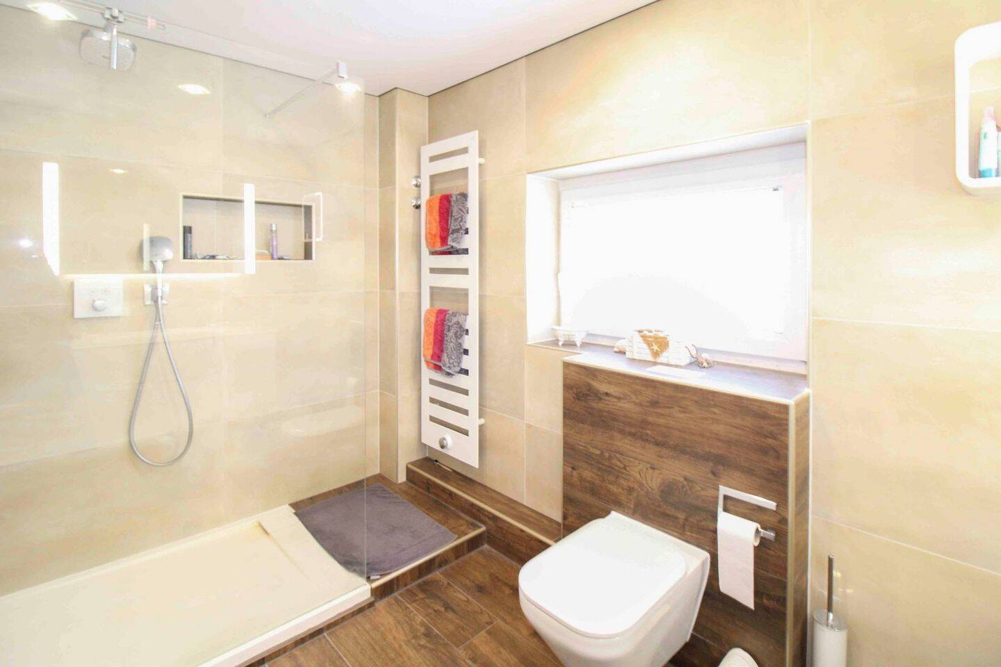 Thumbnail-Stilvoll modernisiertes Reihenendhaus mit Terrasse, Kamin & Garage in Groß Gleidingen