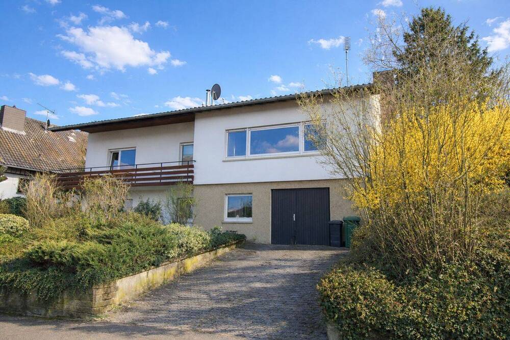 Thumbnail-Wohnen mit Aussicht in Eschelbronn: Freistehendes Ein-Zweifamilienhaus mit Potenzial