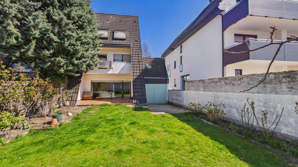 Thumbnail-Charakterstarkes Reihenhaus mit Garten, Garage und Entwicklungspotenzial in zentrumsnaher Lage