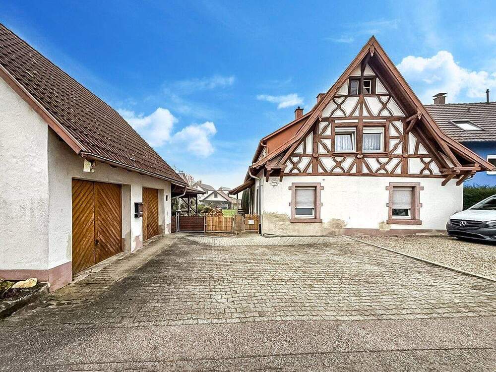 Thumbnail-Zweifamilienhaus mit großem Grundstück in Ebringen