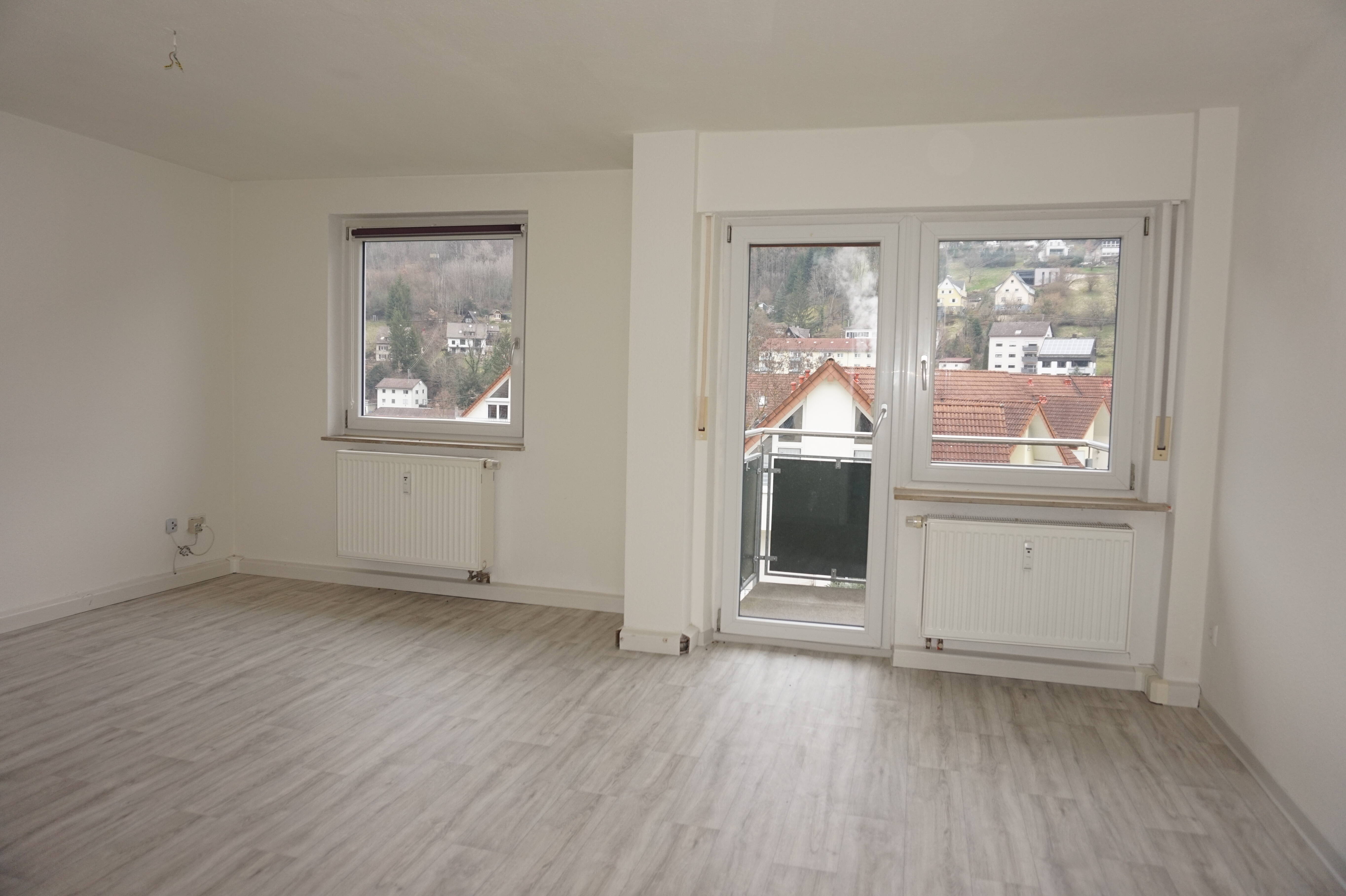 Thumbnail-3 Zimmerwohnung mit Balkon im 3. OG in Schramberg-Tal