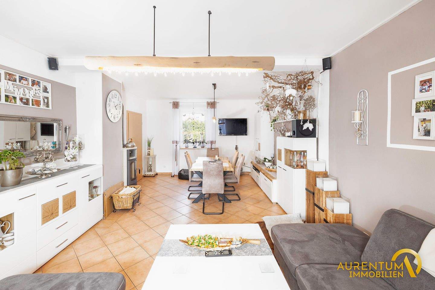 Thumbnail-Gepflegtes Einfamilienhaus mit Einliegerwohnung, auf großem Grundstück in Kelheim, zu verkaufen.