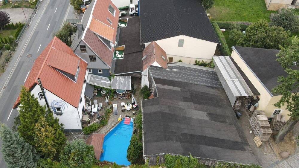 Thumbnail-Gebäudeensemble mit großer GarageHalle