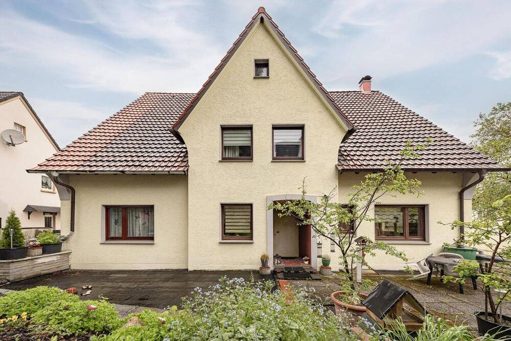 Thumbnail-Charmantes Zweifamilienhaus mit Garage, Vollkeller und vielseitigen Nutzungsmöglichkeiten in Wetter-Volmarstein
