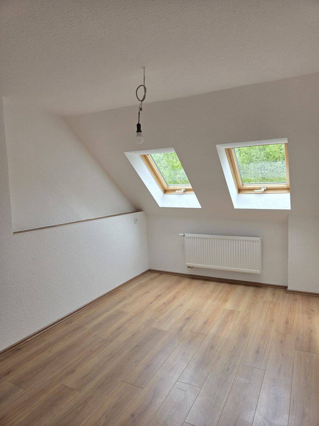 Thumbnail-Frisch renovierte 2-Raum-Dachgeschoss-Wohnung in Zentrumsnähe von Waldheim