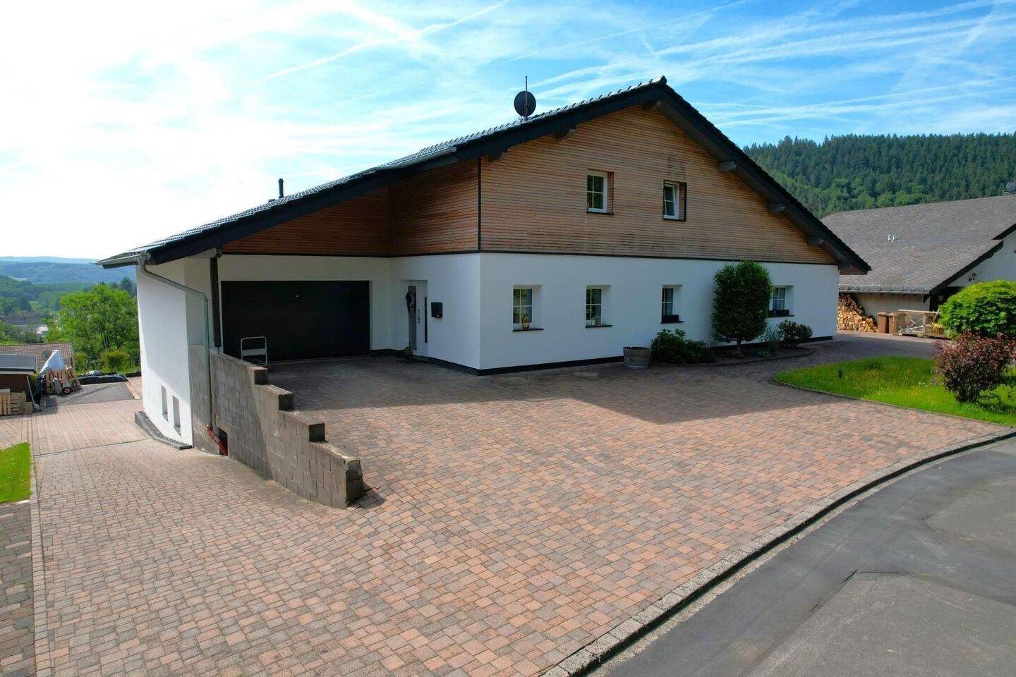 Thumbnail-Wunderschön gelegenes, geräumiges Landhaus mit Terrasse, Balkon, Einliegerwohnung, Garage und einmaligem Ausblick in Gerolstein-Müllenborn