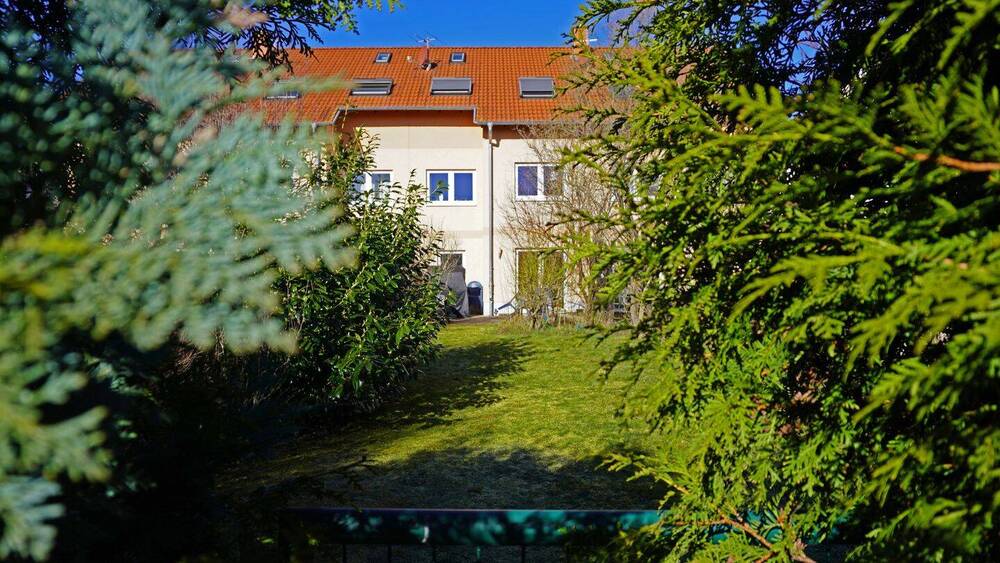 Blick über den Garten zum Haus