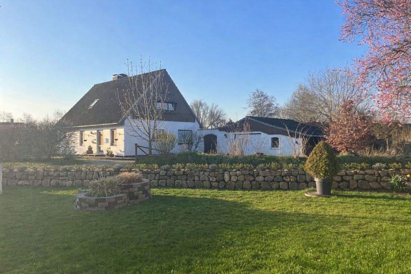 Thumbnail-Einfamilienhaus mit großem Grundstück