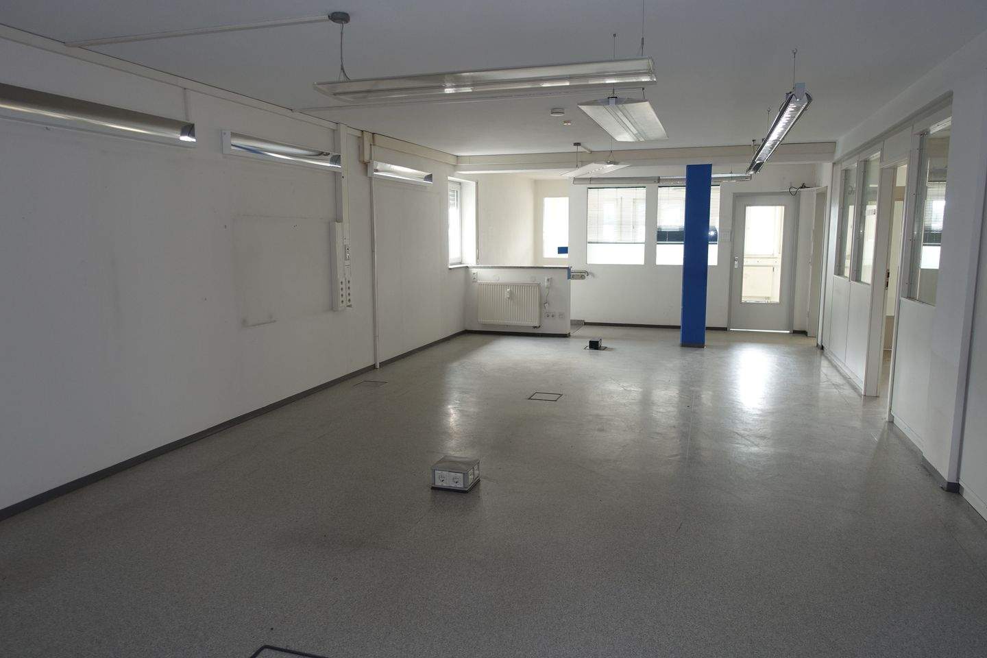 Thumbnail-großzügige Büro- und Lagerräume mit 3 WC