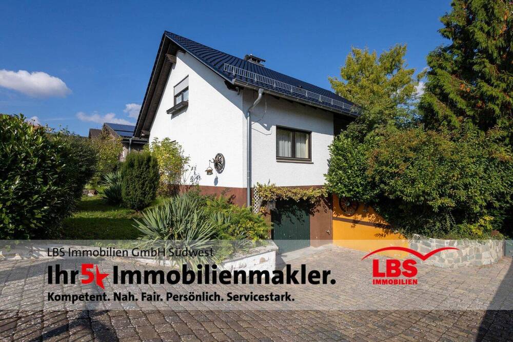 Thumbnail-Freistehendes Einfamilienhaus mit Garten und Garage