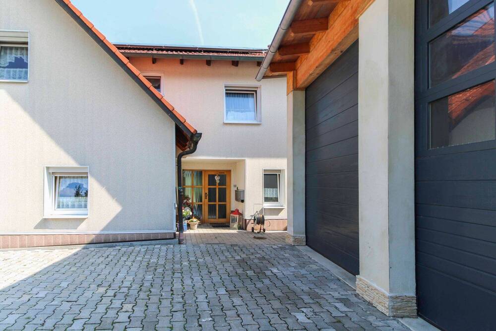 Thumbnail-Zweifamilienhaus mit Einliegerwohnung, Gewerbehalle, Garagen, Werkstatt und Garten in ruhiger Lage