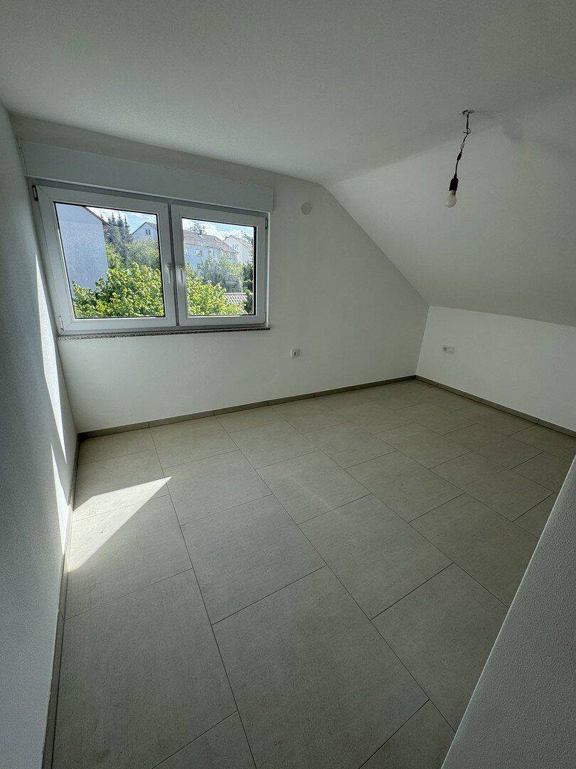 Thumbnail-Erstbezug nach Kernsanierung: Moderne 3-Zimmer-Dachgeschosswohnung mit neuer Einbauküche