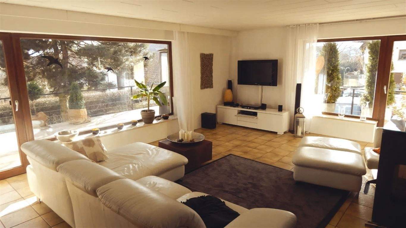 Thumbnail-HELLE UND GROSSZÜGIGE 3,5-ZIMMER-EG-WOHNUNG MIT TERRASSE, GARTEN, CARPORT UND GARAGE