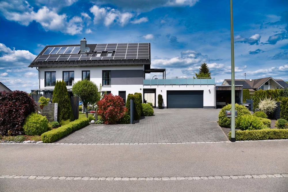 Thumbnail-Zweifamilienhaus mit Pool, Dachterrasse, unverbaubarem Ausblick im schönen Unterallgäu