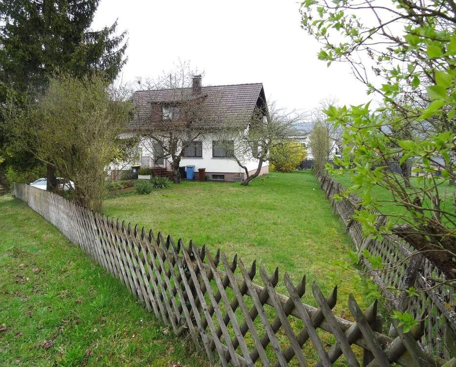 Thumbnail-Freistehendes Einfamilienhaus in ruhiger, zentrumsnaher Lage mit sehr großem Grundstück und Garage