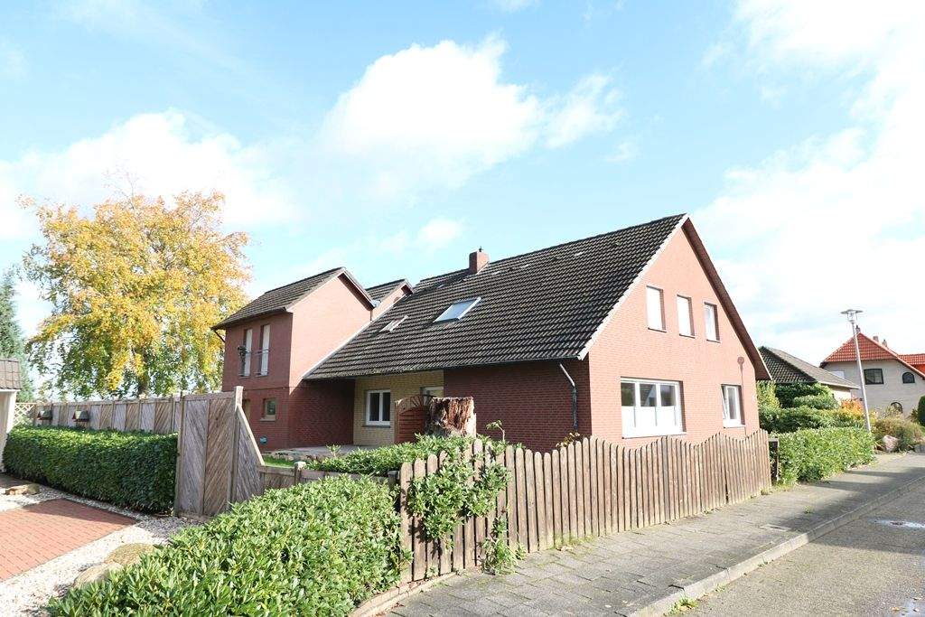 Thumbnail-Geräumiges, modernisiertes Zweifamilienhaus mit Keller und Garagen