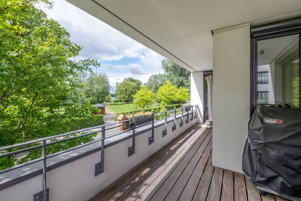 Thumbnail-Loggia mit Blick auf Bucht und Baumkronen der Halbinsel Stralau