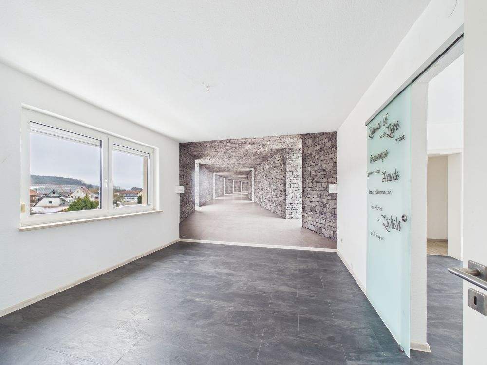 Thumbnail-Viel Raum für Ideen: Renovierungsbedürftige 4,5-Zimmer-Wohnung mit Balkon in Ebersdorf