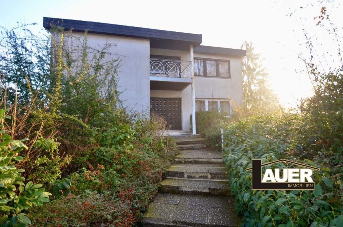 Thumbnail-Freistehendes Zweifamilienhaus mit Einliegerwohnung, Garten und Doppelgarage zu verkaufen.