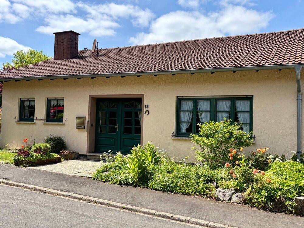 Thumbnail-Gepflegtes Einfamilienhaus mit Einliegerwohnung und traumhafter Aussicht