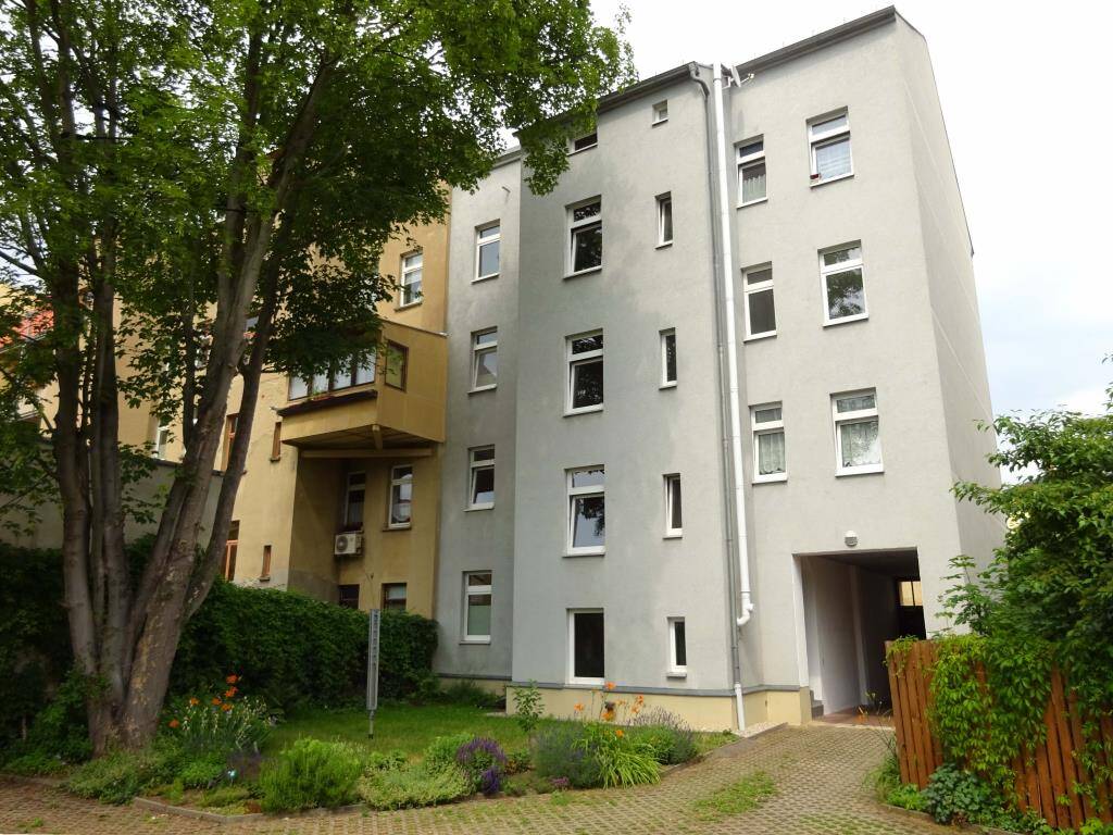 Thumbnail-Helle 2-Zimmer-Wohnung im 2. OG mit großer Essküche in gepflegtem MFH