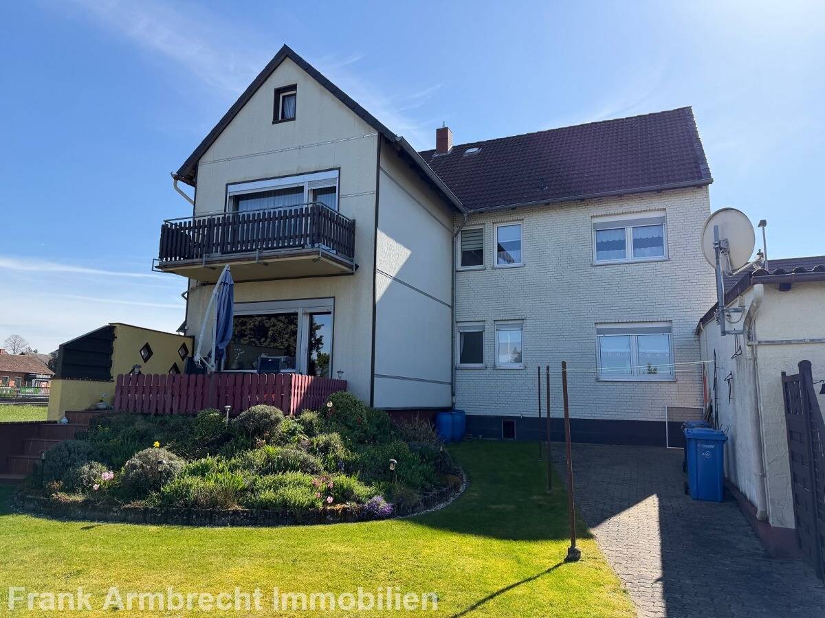 Thumbnail-Zweifamilienhaus mit attraktivem Grundstück in Bornum zu verkaufen.
